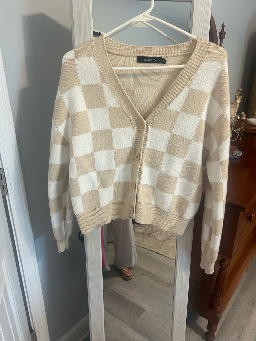 Moss & Splyne Beige and White Checkered V-Neck Cardigan